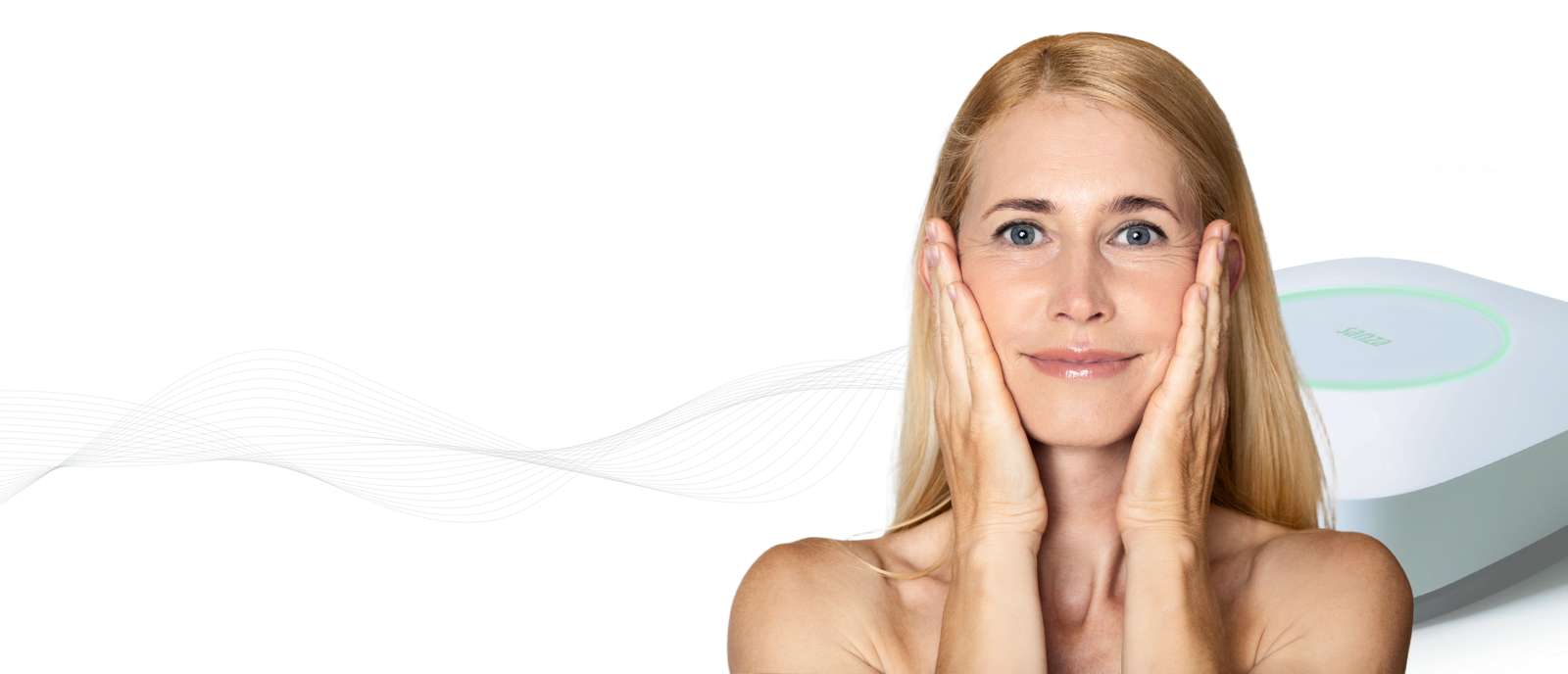 Frau berührt ihr Gesicht mit beiden Händen, im Hintergrund steht ein Sanza-Gerät