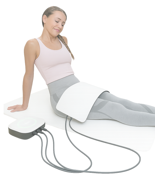 Frau sitzt entspannt auf Matte, eine große weiße Therapieapplikatorplatte liegt über ihrem Becken, verbunden mit einem Sanza-Gerät