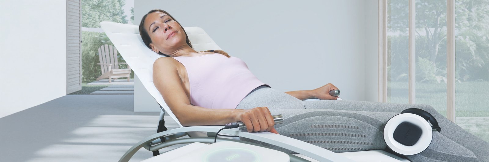 Frau liegt entspannt auf Liege und hält einen Metallapplikator in der Hand